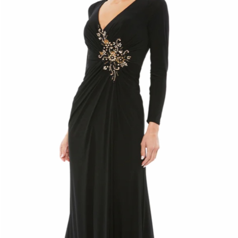 Mac Duggal Women's
Appliqué Long-Sleeve Gown. Size 2 NWT